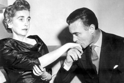 Porfirio Rubirosa, el apuesto diplomático dominicano, besando a su futura esposa, la heredera Barbara Hutton, el día que anunciaron su enlace, en 1953. Él ya había estado casado tres veces. Ella, cuatro.