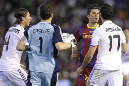 Villa se encara con Arbeloa durante uno de los clásicos disputados en el tramo final de la temporada.
