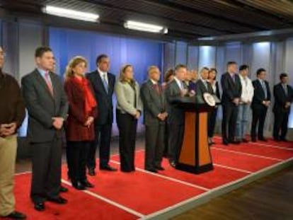 Fotografía cedida por la Presidencia de Colombia que muestra al presidente de Colombia, Juan Manuel Santos (c), mientras anuncia cinco cambios en su gabinete ministerial, entre ellos los de Interior y Agricultura, que forman parte de la comisión que negocia con los campesinos en huelga desde hace 18 días, en la Casa de Nariño, en Bogotá (Colombia). EFE/Archivo