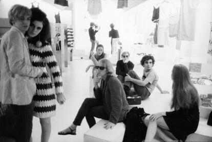 Rene Ricard, Susan Bottomly, Eric Emerson, mujer sin identificar. En el medio: Mary (Might) Woronov, Andy Warhol, Ronnie Cutrone. Atrás: Paul Morrissey y Edie Sedgwick durante la inauguración de la boutique de Paraphernalia (1966)