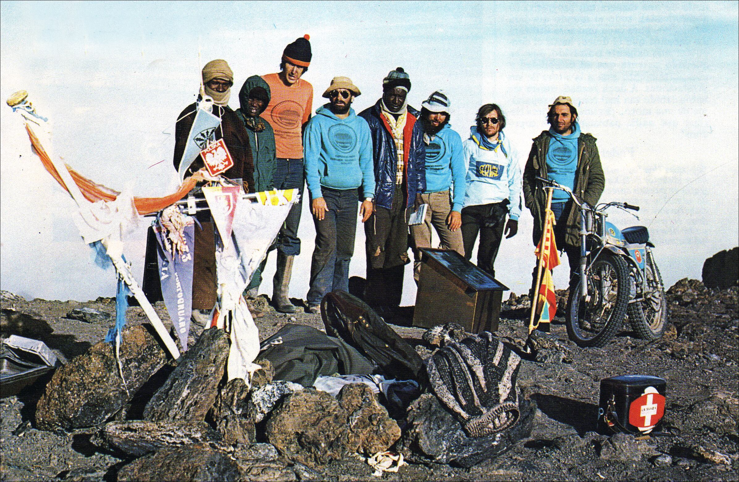 Los expedicionarios, en el Uhuru Peak del KIlimanjaro. Llansana, el tercero por la derecha