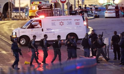 Las fuerzas de seguridad israelíes acordonan los alrededores de la Puerta de Damasco, este viernes.