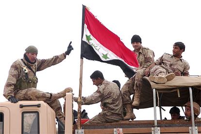Soldados iraquíes se preparan para participar junto a tropas estadounidenses en la ofensiva terrestre a gran escala contra los insurgentes en Faluya.