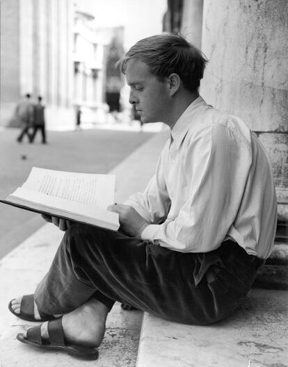 Capote, leyendo un manuscrito en Venecia en los años cincuenta. 