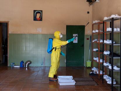 Un bombero de la Diputación de Teruel, durante las labores de desinfección de una residencia.