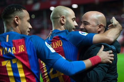 Los jugadores del Barcelona, Neymar da Silva y Javier Mascherano saludan al entrenador del Sevilla Jorge Sampaoli. 