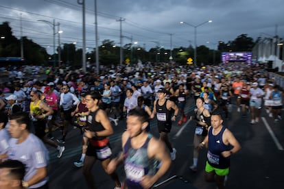 Miles de corredores de los bloques A, B y C, cruzan la línea de salida del Maratón en Ciudad Universitaria.