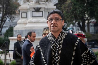 Tras el fracaso del proyecto anterior, Chile emprendió este año uno nuevo totalmente distinto, en el que los partidos políticos y el Parlamento han tenido un papel clave y al que se le han puesto bordes constitucionales para evitar la experiencia anterior. En la imagen, el consejero Alihuen Antileo, único representante indígena del Consejo, a su llegada al Congreso.