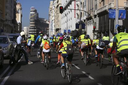 Vista de los ciclistas por la Gran Vía de Madrid, en el Día Internacional Sin Coches y la Semana de la Movilidad.