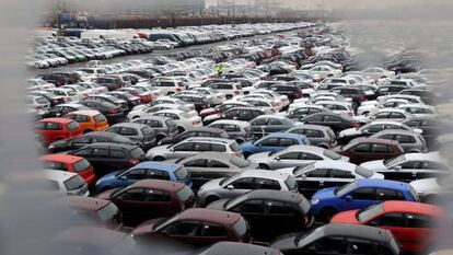 Coches nuevos listos para ser embarcados para su exportación en Bremerhaven (Alemania).