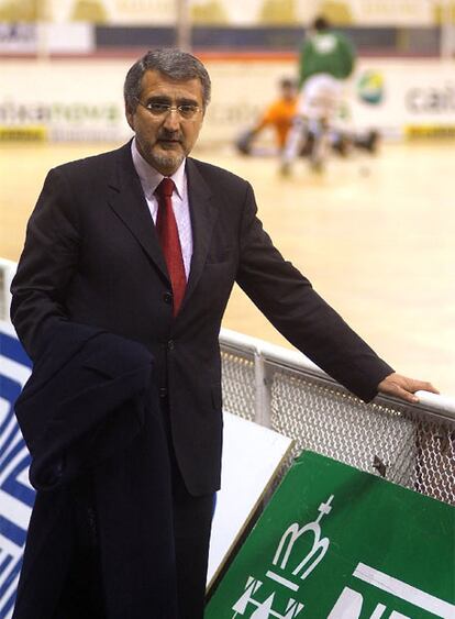 El presidente del Liceo, Eduardo Lamas, en la pista de Riazor.