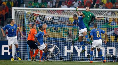 El brasileño Felipe marca un gol en propia puerta frente la impotencia del portero Julio César.