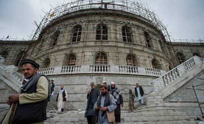 Trabajadores afganos en las ruinas del palacio de Darulaman (Kabul) en mayo.