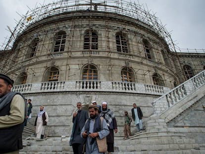 Trabajadores afganos en las ruinas del palacio de Darulaman (Kabul) en mayo. 