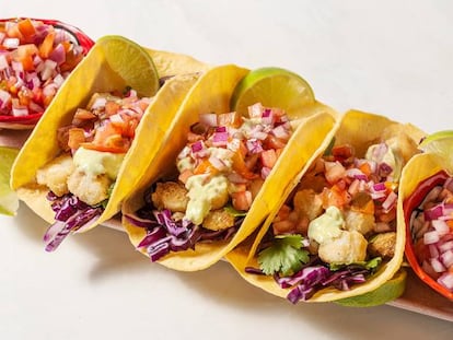 Tacos de bacalao con crema de aguacate