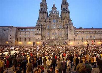 Unas 100.000 personas se manifestaron ayer por las calles de Santiago de Compostela hasta la plaza del Obradoiro.