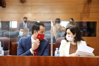  Isabel Díaz Ayuso e Ignacio Aguado, durante una sesión plenaria en la Asamblea de Madrid (España). 