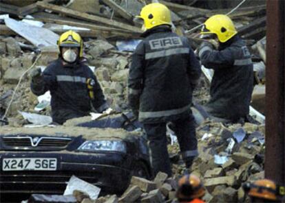 Los bomberos de Glasgow creen que todavía hay personas vivas entre los escombros.