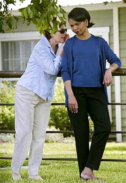 Condoleezza Rice (derecha) y Laura Bush, en el rancho del presidente en Crawford (Tejas), en mayo de 2003.
Hillary Clinton.