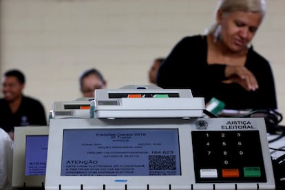 Sellado de las máquinas de votación electrónica previstas para ser utilizadas en la segunda vuelta de las elecciones brasileñas de 2018.