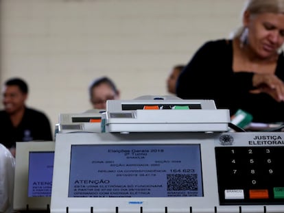 Sellado de las máquinas de votación electrónica previstas para ser utilizadas en la segunda vuelta de las elecciones brasileñas de 2018.