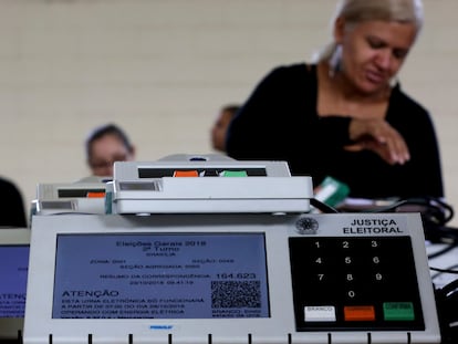 Empleados del Tribunal Regional Electoral trabajan en el proceso de sellado de las máquinas de votación electrónica, el 23 de octubre de 2018.