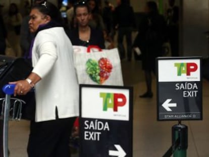 Colas en la facturaci&oacute;n de equipajes de la compa&ntilde;&iacute;a TAP en el aeropuerto de Lisboa.