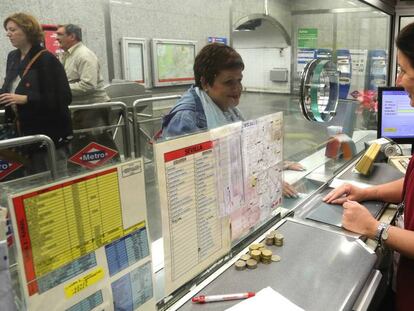 Una mujer adquiere un tique en el Metro.