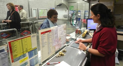 Una mujer adquiere un tique en el Metro.