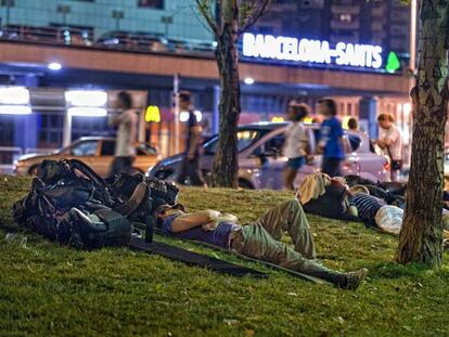 La plaza de Joan Peiró, cerca de Sants, es uno de los lugares donde los viajeros con poco presupuesto pasan la noche.