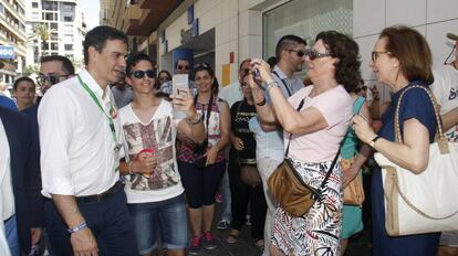 Pedro Sánchez con simpatizantes en Alicante.