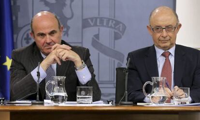 El ministro de Econom&iacute;a, Luis de Guindos, y el de Hacienda, Crist&oacute;bal Montoro, en una rueda de prensa posterior al Consejo de Ministros. 