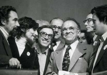 Jordi Solé Tura amb pes en l’'staff' comunista (amb el Guti, Comín i Carrillo, i indicant el vot al Congrés, el 1977.