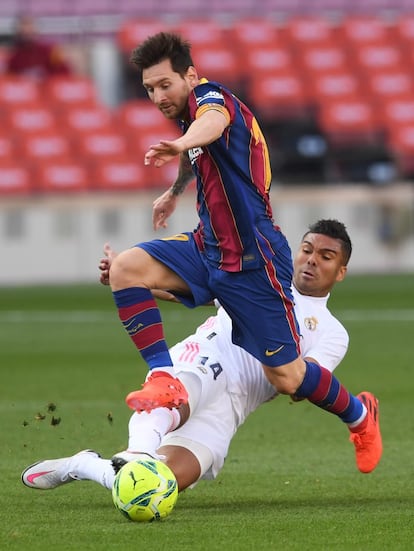 Lionel Messi, en primer término, se hace con el control de la bola.