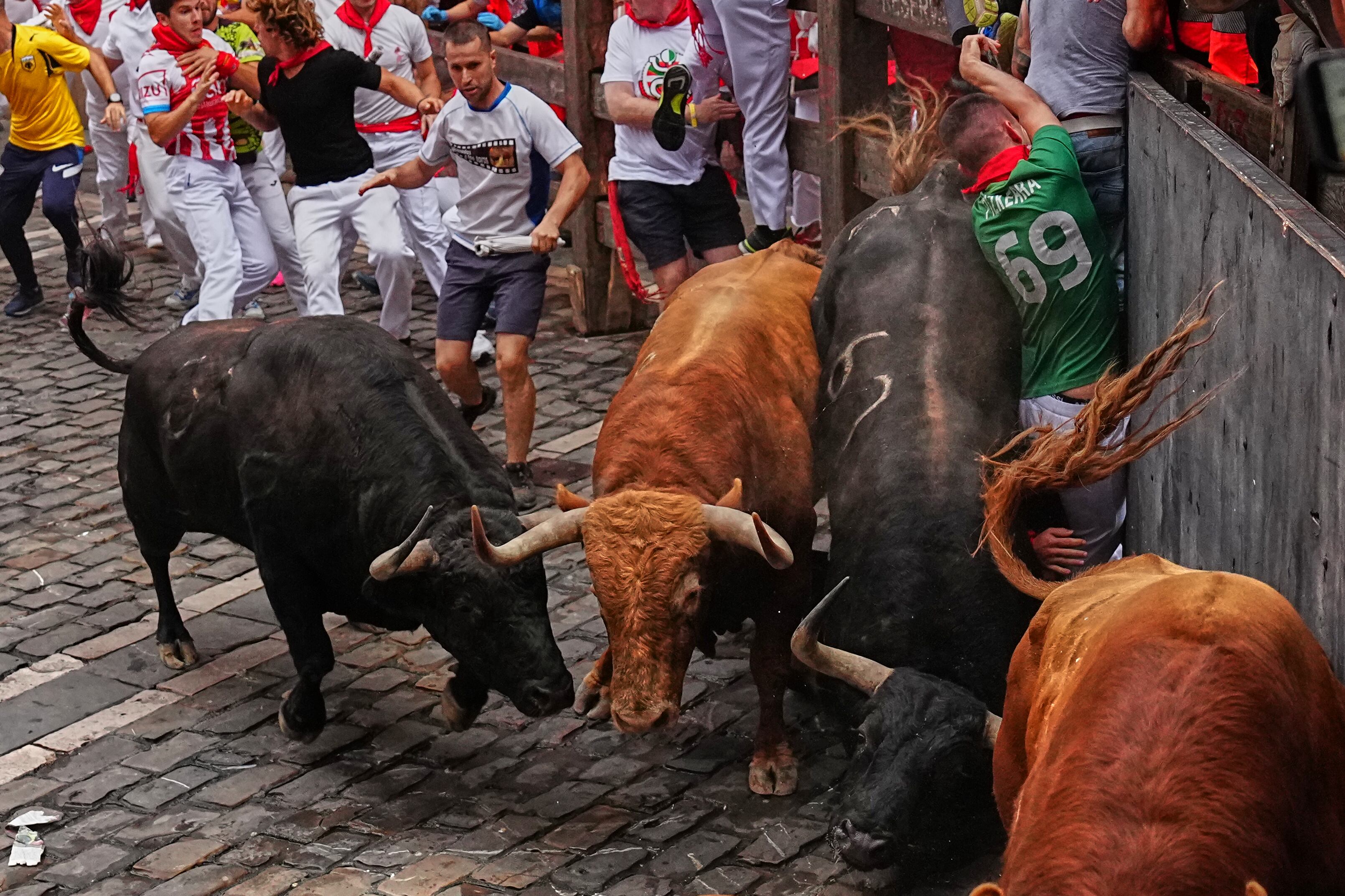 Los atléticos toros gaditanos de Álvaro Núñez protagonizan un emocionante cuarto encierro de San Fermín con nueve contusionados