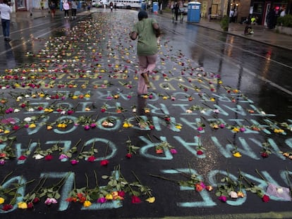 Flores y los nombres de las víctimas de la violencia policial, en la calle de Minneapolis en la que murió George Floyd a manos de la policía el pasado junio.