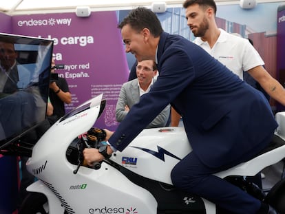 El ministro de Industria, Comercio y Turismo Héctor Gómez en la octava edición de la Feria del Vehículo Eléctrico de Madrid VEM 2023, este viernes en Madrid.