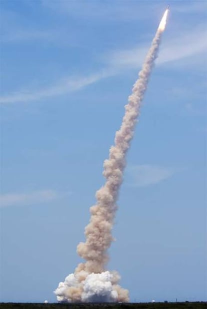 Uno de los momentos del lanzamiento del 'Atlantis' desde el centro espacial Kennedy de Florida