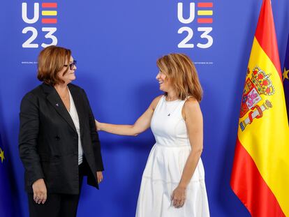 La ministra de Transportes, Raquel Sánchez (d), y la comisaria europea de Transportes, Adina Valean (i), tras la reunión informal de ministros de Transporte de la UE celebrada en Barcelona.