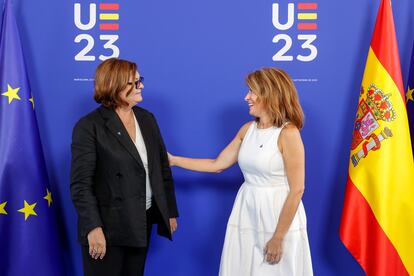 La ministra de Transportes, Raquel Sánchez (d), y la comisaria europea de Transportes, Adina Valean (i), tras la reunión informal de ministros de Transporte de la UE celebrada en Barcelona.