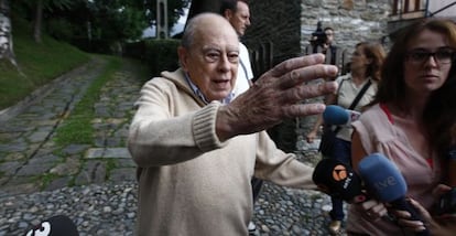 El expresidente catalán Jordi Pujol atiende ayer a los medios de comunicación ante su casa de Queralbs (Girona).