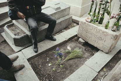 Detalle de la tumba de Jim Morrison en el cementerio del Père Lachaise de París.