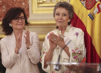 Rosa María Mateo (d) toma posesión como administradora provisional única de la corporación RTVE, en presencia de la vicepresidenta del Gobierno, Carmen Calvo, en un acto en el Congreso de los Diputados.
