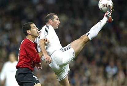 Zidane controla el balón ante Acciari.
