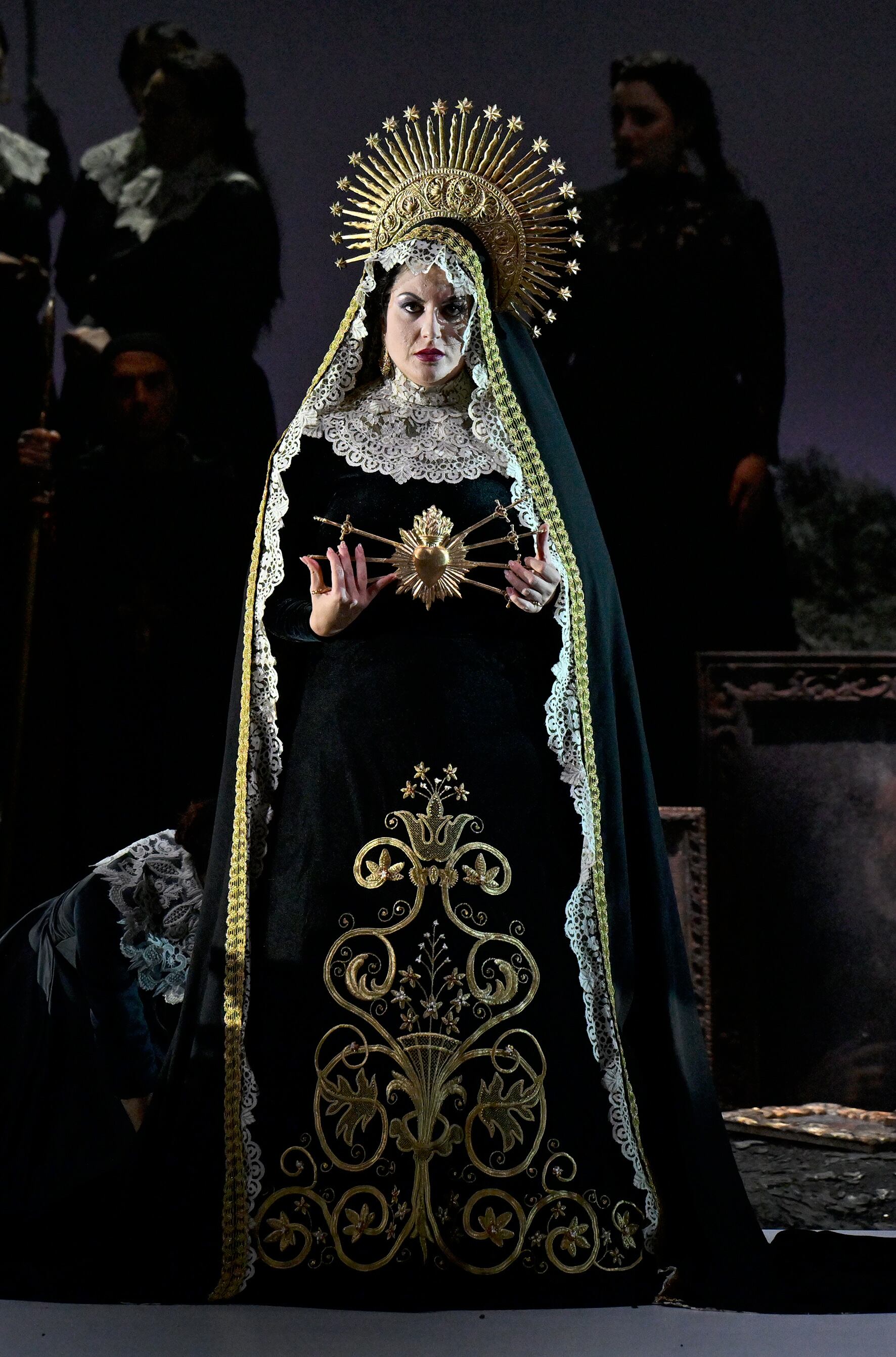 Alzira (Maria Torbidoni) caracterizada como la Virgen de los Siete Dolores antes de su frustrada boda con Gusmano en el segundo acto de ‘Alzira’.