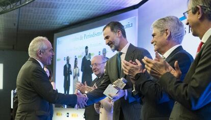 El rey Felipe VI entrega el galardón al director del diario EL PAÍS, Antonio Caño.