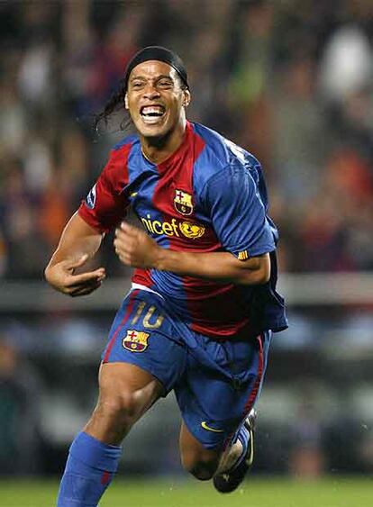 Ronaldinho celebra su gol ante el Werder Bremen.