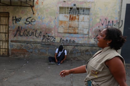 Jessica Johana González, líder comunitaria del barrio Sucre de Cali, durante un recorrido por las calles del sector. 