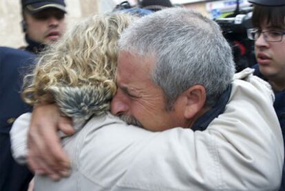 La madre de Sandra Palo abraza al padre de Cristina Martín de la Sierra, ayer en el juzgado de Seseña.