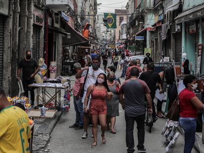 Pessoas caminham pelo Saara, região de comércio popular no centro do Rio, capital do segundo Estado mais afetado pela pandemia no Brasil.